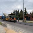 Układanie warstwy ścieralnej na ul. Starynowskiej w Kołobrzegu