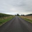 Trwają prace na drodze Niemierze – Byszewo. Mimo tego, że znaczny zakres został już zrealizowany to do wykonania zostały jeszcze pobocza i zjazdy.